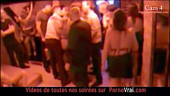 Vivi la vera atmosfera di club di scambisti in questo video nascosto francese