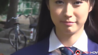 Tomomi Motozawa dalam seragam sekolah memberikan adegan close up dengan teman sekelas