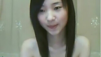 Une Chinoise Maigre Se Donnant Du Plaisir En Webcam