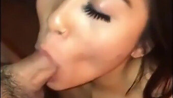 Kekasih Asia Memberikan Blowjob Yang Menakjubkan Dan Menerima Ejakulasi Di Wajah