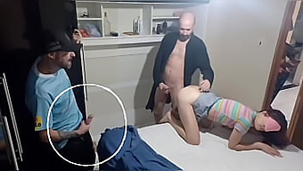 Un Uomo Guarda Sua Moglie Impegnarsi In Attività Sessuali Con Un Altro Uomo Mentre Lui È Bendato. Il Secondo Uomo Si Nasconde In Un Guardaroba Mentre La Coppia Continua Il Loro Incontro Sessuale.