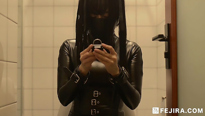 Japanse 18-jarige Fejira geeft zich over aan kinky zelfbondage en solo masturbatie om een intens orgasme te bereiken