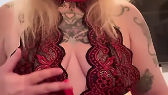 Amatrice Canadienne Tatouée En Lingerie Rouge