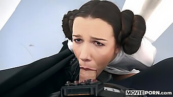 In Cosplay Geklede Prinses Leia Krijgt Haar Kont Gelikt In Star Wars-Thema Porno