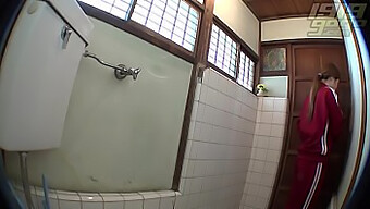 18+ Hd-Video Von Asiatischem Teenager, Der Auf Toilettenkamera Im Fitnessstudio Erwischt Wird