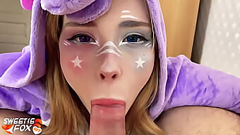 Unicornova velika ritka dobi oralni seks in jebanje kurca - Cosplay POV