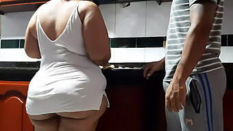 A Mãe Do Meu Amigo Estava Sem Cueca Na Cozinha, Levando A Um Encontro Quente.