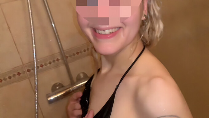 Teenager-Italienerin bekommt Analsex unter der Dusche und mehr