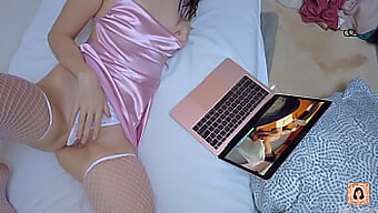 18+ Dziewczyna Dochodzi, Oglądając Porno W Seksownym Bieliźnie