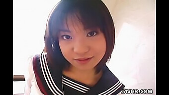 Japanischer Teenager Bekommt In Unzensiertem Video Ihre Eigene Ladung Sperma