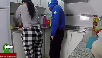 Una pareja disfruta del sexo oral en la cocina.