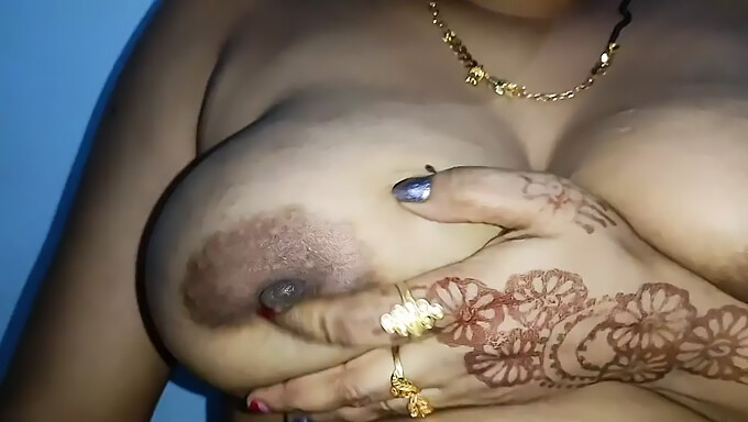 18+ Genç (18+) Desi Bhabhi'nin Göğüslerini Parmaklayıp Masaj Yapıyor