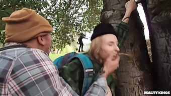 Buitenontmoeting Met Angel Youngs En Een Gelukkige Kerel In Het Bos