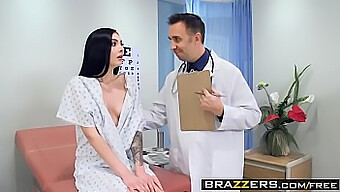 Marley Brinx Og Keiran Leed Spiller Hovedrollene I En Het Medisinsk Undersøkelsesscene