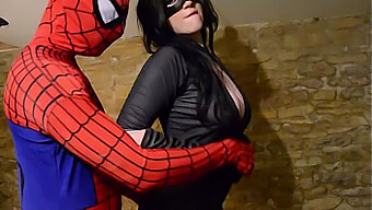 Spidermanov Penis Prenikne Do Prsnatej Cosplayerky.