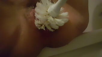 Amateur Bbw Enjoys Fisting And Fucking With A Toilet Brush