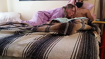 Junger Teen Im Pyjama Beim Sinnlichen Blowjob