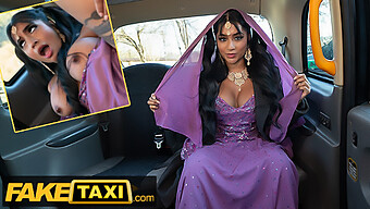 Une Infirmière Indienne Devient Coquine Dans Un Faketaxi Avec De Gros Seins Et Des Compétences Orales