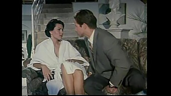 Zinaya Dalan Ve Baştan Çıkarıcı Bir El Işi Ve Anal Zevk Veren Ateşli Bir Kadını Içeren Sıcak Bir Retro Film