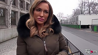 Blond milfka Aubrey Black si nechává ošukat kundičku francouzským kohútem