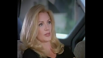 Blond kráska Shannon Tweed v horkém sólovém sezení